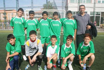 <font face="Arial" size="2">Turnuvanın ikinci ma&ccedil;larında, Sakarya Futbol İl Koordinat&ouml;r&uuml; Adnan Şeker, Erenler İlk&ouml;ğretim Okul M&uuml;d&uuml;r&uuml; Muharrem Avcı, Hacıoğlu Mahalle Muhtarı (V) Celil Yıldız ve koordinat&ouml;r &ouml;ğretmenler hazır bulundu.<br /><br />&Ouml;zt&uuml;rk, <font color="#333399">&quot;Sevgili &ouml;ğrencilerimizin sosyal&nbsp; ve k&uuml;lt&uuml;rel gelişmelerini destekleyici organizasyonlarımıza devam edeceğiz, turnuvanın bitiminde farklı konular da &ccedil;alışmalarımız devam edecektir. &Ccedil;ocuklarımızı &ouml;nemsiyoruz &ccedil;&uuml;nk&uuml; onlar bizim geleceğimizdir&quot; </font>dedi.<br /><br />Oynanan ilk grup karşılaşmalarının sonunda;&nbsp; A grubunda &Ouml;zel Işık Ufuk İ&Ouml;O, Mehmet G&ouml;lhan İ&Ouml;O, Yeşiltepeİ&Ouml;O y&uuml;kselme&nbsp;gruplarına &ccedil;ıkarken, B grubun da ise; Ali Dilmen İ&Ouml;O, Y&uuml;cel Ballık İ&Ouml;O, &Ouml;zel Neva İ&Ouml;O &uuml;st grup ma&ccedil;larına y&uuml;kselme başarısı g&ouml;steren takımlardan oldular.</font>