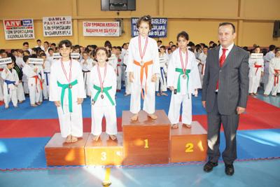 Karate Müsabakaları Pamukova'da Yapıldı