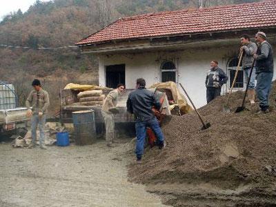 Köylüler Sulama Kanalı İnşaatında İmece Usulü Çalışıyor