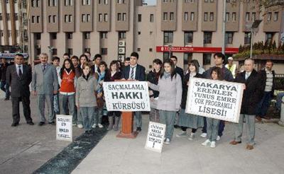 Öğrenciler 'Saçmalama Hakkı Kürsüsü' Kurdu