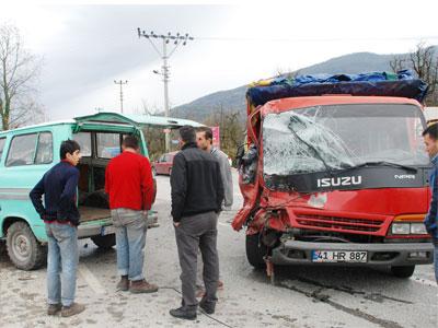 Kamyonet Minibüsle Çarpıştı: 2 Yaralı