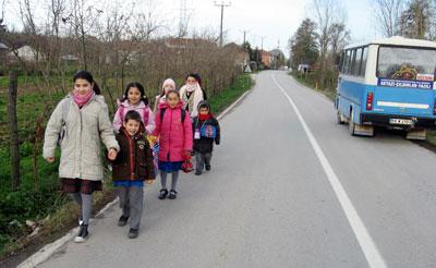 Okullarına Bu Zor Şartlarda Gidiyorlar