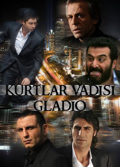 <p><font face="arial,helvetica,sans-serif" size="2"><strong>'KURTLAR VADİSİ GLADİO'</strong></font></p><p><font face="arial,helvetica,sans-serif" size="2">Sadullah Şent&uuml;rk'&uuml;n y&ouml;nettiği, Raci Şaşmaz, Bahadır &Ouml;zdener ve C&uuml;neyt Aysan'ın senaryosunu yazdığı ''Kurtlar Vadisi Gladio'' haftanın bir diğer yerli filmi.</font></p><p><font face="arial,helvetica,sans-serif" size="2">Musa Uzunlar, Tuğrul &Ccedil;etiner, Ayfer D&ouml;nmez ile Sinan Pekinton'un oynadığı ve ''derin devlet'' adına &ccedil;alışan bir istihbarat&ccedil;ının yıllar boyu hizmet ettiği ''Gladio'' ile hesaplaşmasını anlatan filmin konusu ş&ouml;yle: ''İskender B&uuml;y&uuml;k, derin devlet adına sayısız eylemde bulunmuş emekli bir istihbarat&ccedil;ıdır. Karanlık ge&ccedil;mişi nedeniyle sanık sandalyesine oturtulduğunda, yanında, baronun g&ouml;nderdiği gen&ccedil; ve tecr&uuml;besiz avukat Ayşe'den başka kimse yoktur.</font></p><p><font face="arial,helvetica,sans-serif" size="2">Yargılanmasına g&ouml;z yumanlarla hesaplaşmaya karar veren İskender B&uuml;y&uuml;k, t&uuml;m bildiklerini bir bir anlatmaya başlar. İskender'in karanlık ge&ccedil;mişinin sayfaları arasında, &uuml;lkeyi yerinden sallayacak ger&ccedil;ekler gizlidir. Bu şok ger&ccedil;eklerin işaret ettiği tek adres ise 'Gladio'dur.</font></p><p><font face="arial,helvetica,sans-serif" size="2">İskender B&uuml;y&uuml;k'&uuml;n ifadeleri &uuml;lkede her g&uuml;n yeni bir g&uuml;ndem yaratırken i&ccedil;indeki intikam duygusu da giderek b&uuml;y&uuml;mektedir. Elinde kalan son kartı oynamaktan başka şansı olmayan İskender B&uuml;y&uuml;k'&uuml;n amacı anlattıklarıyla Gladio'nun ikinci adamı Fuat Aras'ı saklandığı yerden &ccedil;ıkarmaktır.</font></p><p><font face="arial,helvetica,sans-serif" size="2">Ancak bu yolun sonunda İskender B&uuml;y&uuml;k'&uuml; hi&ccedil; tahmin etmediği başka bir s&uuml;rpriz beklemektedir. Yine bir oyunun par&ccedil;ası olmuştur. &Uuml;stelik bu kez oturtulduğu yer, konuşma şansının olduğu bir sanık sandalyesi dahi değildir.''<br /></font></p>