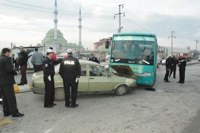 Söğütlü Halk Otobüsüyle Kamyon Çarpıştı: 4 Yaralı