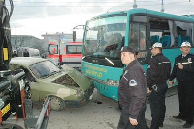 Söğütlü Halk Otobüsüyle Kamyon Çarpıştı: 4 Yaralı