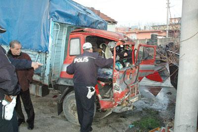 Söğütlü Halk Otobüsüyle Kamyon Çarpıştı: 4 Yaralı