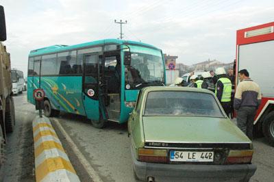 Söğütlü Halk Otobüsüyle Kamyon Çarpıştı: 4 Yaralı