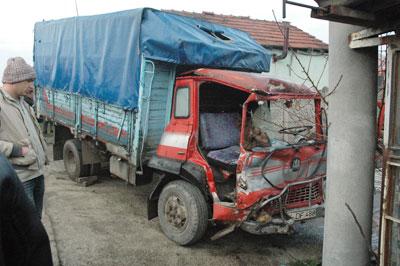 Söğütlü Halk Otobüsüyle Kamyon Çarpıştı: 4 Yaralı