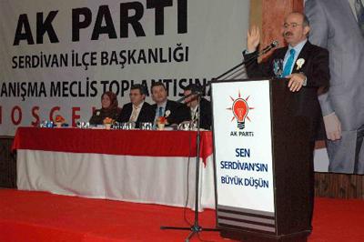 <p><font face="arial,helvetica,sans-serif" size="2">Cumhuriyet Halk Partisi (CHP) Genel Başkanı Deniz Baykal ve Milliyet&ccedil;i Hareket Partisi (MHP) Genel Başkanı Devlet Bah&ccedil;eli'nin &ouml;ğrenilmiş &ccedil;aresizlik i&ccedil;inde olduğunu belirten &Ccedil;elik, şunları s&ouml;yledi: &quot;Tokat'ta 7 asker şehit edilince Baykal, 'Hani Başbakan anaların g&ouml;zyaşı akmayacaktı demişti.' diye bir s&ouml;z kullandı. Bizden kimse sihirbazların şapkadan tavşan &ccedil;ıkardığı gibi, tavşan &ccedil;ıkarmamızı, hokus pokus y&ouml;ntemiyle ter&ouml;r&uuml; bitirmemizi beklemesin. Bir &ccedil;eyrek asırdır bu &uuml;lkede kan akıyor. Biz diyoruz ki ter&ouml;r&uuml; bitirelim.&quot;</font></p><p><font face="arial,helvetica,sans-serif" size="2">&Ccedil;elik, yaptıkları diplomasiyle Amerika ve Avrupa Birliği &uuml;lkeleri başta olmak &uuml;zere t&uuml;m d&uuml;nyada PKK'nın ter&ouml;r &ouml;rg&uuml;t&uuml; olarak tescillendiğini ve ter&ouml;r &ouml;rg&uuml;t&uuml;n&uuml;n lojistik desteği ve bağlantılarının kesildiğini s&ouml;zlerine ekledi.</font></p>