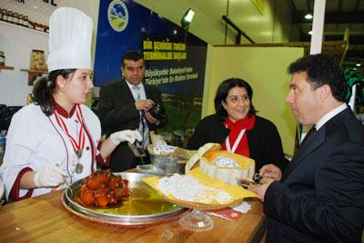 Kıbrıslı Bakan Sakarya Standını Gezdi