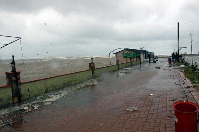 Karasu'da küçük çaplı tsunami!