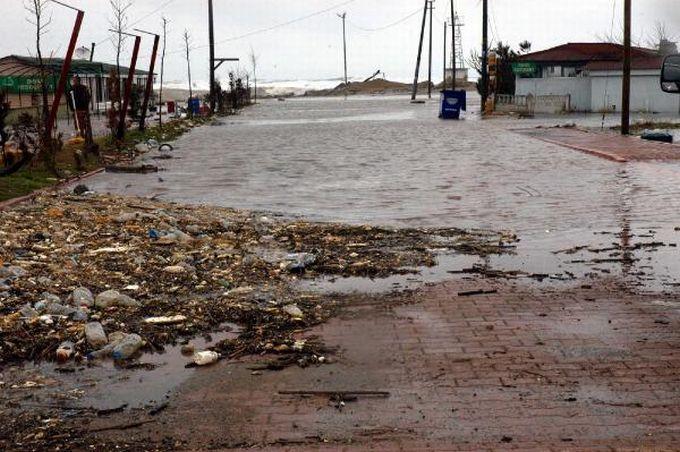 Karasu'da küçük çaplı tsunami!