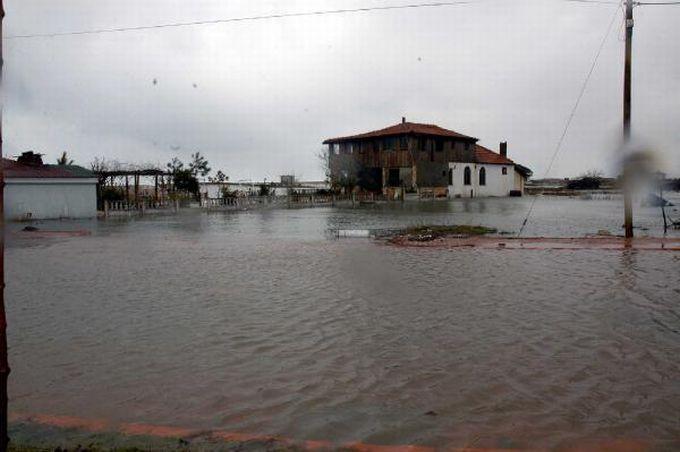 Karasu'da küçük çaplı tsunami!