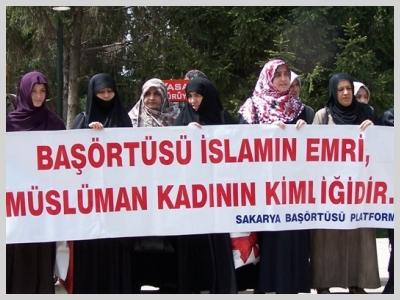 <font face="verdana,geneva" size="2">G&ouml;r&uuml;l&uuml;yor ki; mızrak artık &ccedil;uvala sığmıyor. Darbeci politikalar, fişlemeler ve andı&ccedil;lamalar daha fazla saklanamıyor. Eşi baş&ouml;rt&uuml;l&uuml; bir adayın K&ouml;şke &ccedil;ıkmasını engellemek i&ccedil;in muhtıra verenlerin, Anayasa Mahkemesi&rsquo;nden bir &uuml;yeyi tehdit ettikleri ger&ccedil;eği &ouml;rtbas edilemiyor. AKP&rsquo;ye karşı a&ccedil;ılan kapatma davasının asıl gerek&ccedil;esinin baş&ouml;rt&uuml;s&uuml; d&uuml;zenlemesi olduğu ger&ccedil;eği inkar edilemiyor! Baş&ouml;rt&uuml;s&uuml;n&uuml;n sistemin tıkandığı noktayı işaret ettiği, bu sebeple bir iktidar m&uuml;cadelesinin sembol&uuml; olduğu daha iyi anlaşılıyor.<br /><br /></font><font face="verdana,geneva" size="2">İ&ccedil;inde bulunduğumuz s&uuml;re&ccedil;, herkese &ouml;nemli sorumluluklar y&uuml;kl&uuml;yor. &Ouml;ncelikle AKP; sırtını mutlu azınlığa, y&uuml;z&uuml;n&uuml; mustazaf &ccedil;oğunluğa d&ouml;nmeli; &uuml;lkeyi yıllardır halkı baskı altında tutan militer zihniyetten arındırmak i&ccedil;in daha fazla &ccedil;aba g&ouml;stermelidir.<br /><br /></font><font face="verdana,geneva" size="2">Şayet Kenan Evren ekranlara &ccedil;ıkıp darbeyi savunabiliyorsa, baş&ouml;rt&uuml;l&uuml; hanımlara dil uzatabiliyorsa, baş&ouml;rt&uuml;s&uuml; zulm&uuml;ne arka &ccedil;ıkabiliyorsa; bu durum, Evren&rsquo;in cesaretinden değil; ondan hesap sorma cesareti g&ouml;steremeyenlerden kaynaklanmaktadır.<br /><br /></font><font face="verdana,geneva" size="2">Şayet İstanbul Barosu, bildiri yayınlayarak baş&ouml;rt&uuml;s&uuml; d&uuml;şmanlığına peruk avcılığını da ekleyebiliyorsa, s&ouml;zde bir takım &lsquo;&ccedil;ağdaş&rsquo; kadınlar &ouml;ğrencilere başlarını a&ccedil;maları i&ccedil;in burs verdiklerini pervasızca s&ouml;yleyebiliyorsa; bunları darbecilerden aldıkları cesaretle yaptıkları unutulmamalıdır. <br /><br /></font>