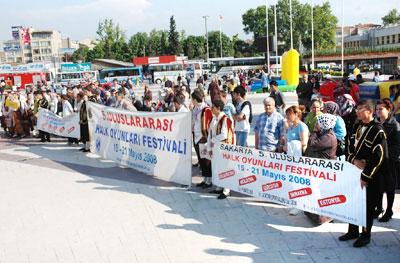 Yenikent'te Uluslararası Halk Oyunları Gösterisi