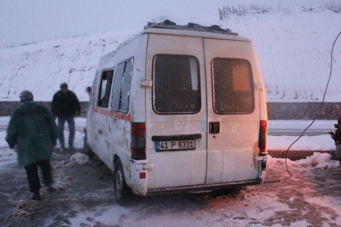 Kaynarca'da minibüs devrildi