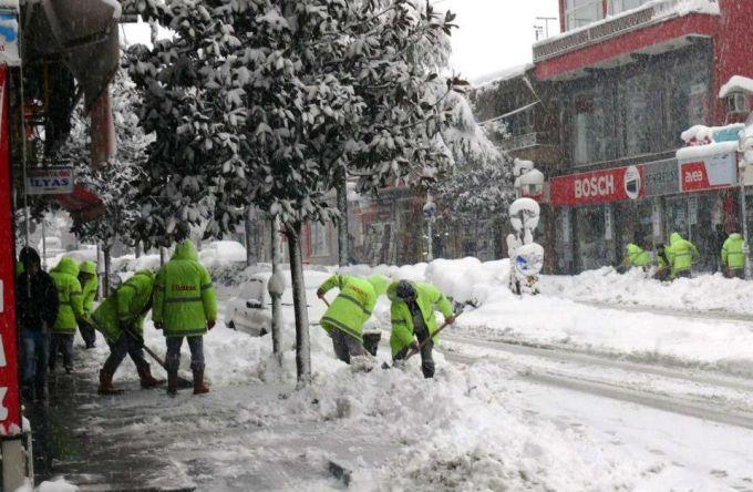 Hendek'te kar kalınlığı 40 cm'e ulaştı