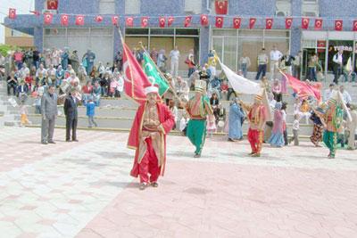 <font size="2"><font face="verdana,geneva"><strong>Pamukova Belediyesi Mehter Takımından Konser</strong> </font></font><p><font face="verdana,geneva" size="2">14. Babam Sultan Hz. Anma g&uuml;n&uuml; nedeni ile Pamukova Belediyesi Mehter Takımı bir konser verecek. Kısa zaman &ouml;nce kurulmasına rağmen &ccedil;ok m&uuml;kemmel bir g&ouml;r&uuml;nt&uuml; veren Mehter takımı Pamukova ve civarında aranılan ekip oldu. Pamukova Belediyesi adına anma g&uuml;n&uuml;ne katılacak olan <font color="#cc0000">&quot;Pamukova Belediyesi Mehter Takımı&quot;</font> mehter marşları ile anma g&uuml;n&uuml;ne katkıda bulunacak. </font></p>