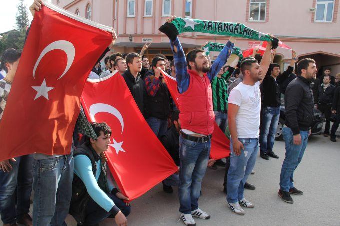 Sakarya'da BDP'lilere Türk Bayraklı Protesto