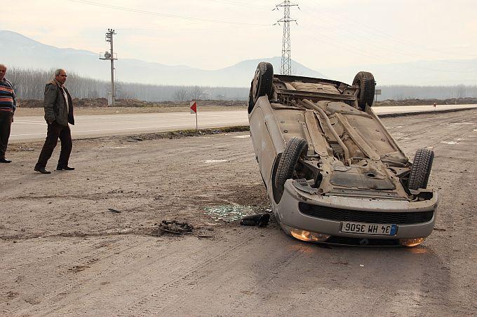 Akyazı'da bir araç takla attı