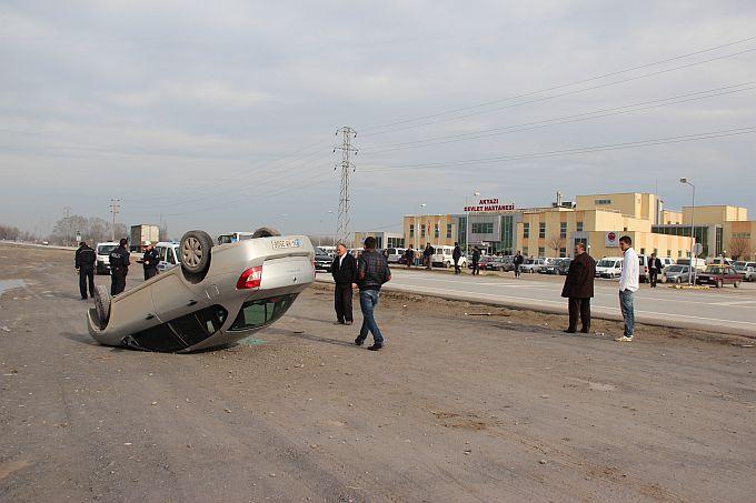 Akyazı'da bir araç takla attı