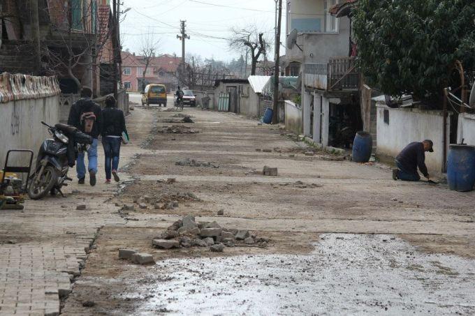 Hendek'te kaldırım çalışmaları devam ediyor