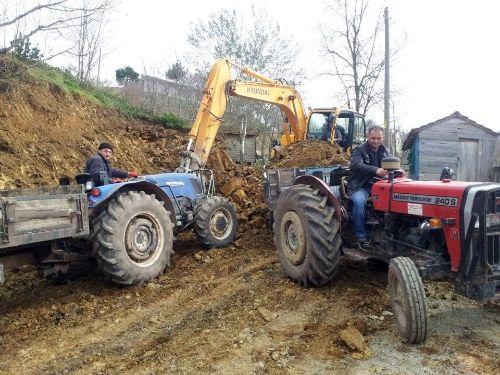 Kendi yollarını imece usulüyle yapıyorlar