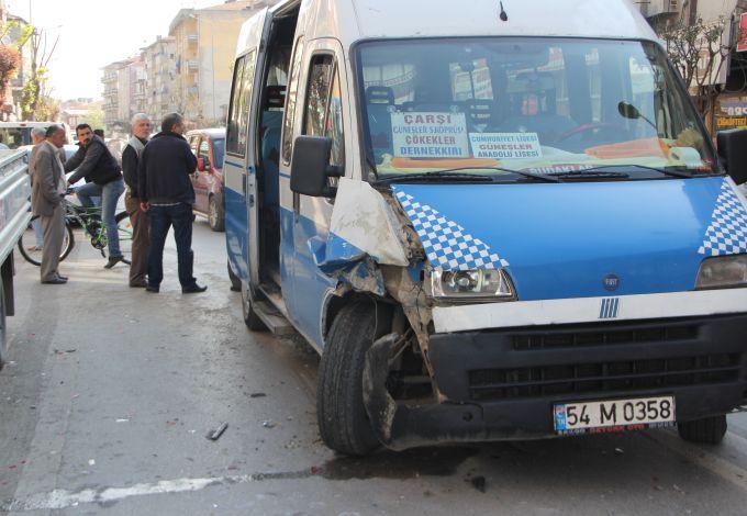 Ankara Caddesi'nde minübüs otomobile arkadan çarptı