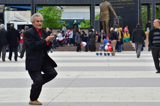 Halk Oyunları Festivali'ne 70'lik dede damga vurdu