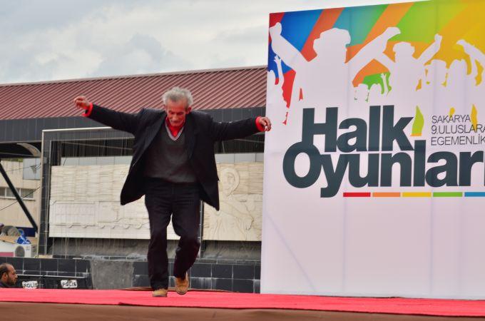 Halk Oyunları Festivali'ne 70'lik dede damga vurdu