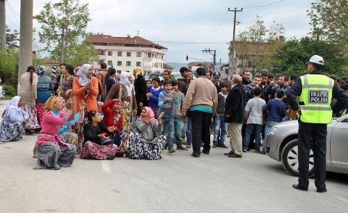 Roman vatandaşlar, Bakan'ın yolunu kesmek istedi