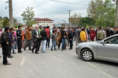 Roman vatandaşlar, Bakan'ın yolunu kesmek istedi