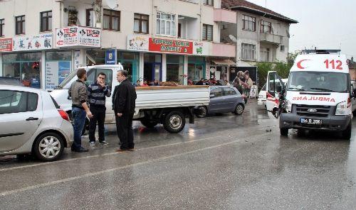 Kazaya müdahale etmeye giden ambulans kaza yaptı