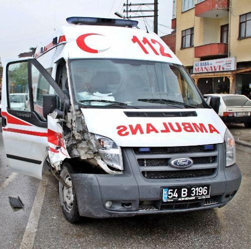 Kazaya müdahale etmeye giden ambulans kaza yaptı