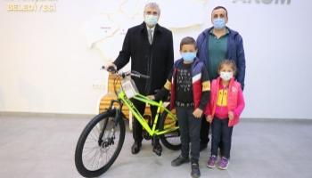 Bisikleti çalınan Yiğit'e yeni bisiklet hediye etti