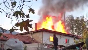 Pamukova'da ahşap ev yandı
