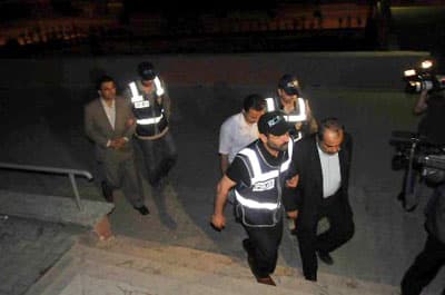 <p><font face="arial,helvetica,sans-serif" size="2">Tapu müdür yardımcısı M.G. ise, olay günü üzerinde bulunan seri numarası alınmış 50 TL ile ilgili olarak şöyle konuştu: "Bir arkadaşımızın düğünü için diğer sanıklarla ortaklaşa hediye olarak 155 TL'ye yarım altın almıştık. Takının 55 TL'sini müdür bey vermişti. Düğün gecesi H.A.A., müdür bey olmadığından altını benim takmamın uygun olacağını söyleyerek hediye altın ile payına düşen 50 TL'yi bana verdi. Üzerimde çıkan seri numarası alınmış para H.A.A'nın bana vermiş olduğu paradır." </font></p><p><font face="arial,helvetica,sans-serif" size="2">Tapu sicil memuru H.A.A. da rüşvet suçlamasını kabul etmediğini söyledi. Emlakçı D.K.'nın aracılığıyla bir hakimin evini kiraladıklarını ve bu nedenle aralarında para alışverişi olduğunu anlatan H.A.A.,<font color="#333399"> "Ben D.K. aracılığıyla daha önce ilçede görev yapan bir hakimin evini kiraya vermiştik. Ben her ay kiraları kendisine veriyordum. O da her ay kiraları ev sahibine gönderiyordu. Bu nedenle aramızda para alışverişi oluyordu. Ben nisan ayı kirasını öderken kendisi bana borçlarının olduğunu söyleyerek fazla paramın olup olmadığını sordu. Ben de kendisine 450 TL borç verdim. Olay günü borcumu almak için arsasına gittim. Orada genel konulardan işlemlerle ilgili konuştuk. Gideceğimi söyleyince bana borcunu kastederek 'o zaman hesabı görelim' dedi. Çantasından çıkardığı 300 TL'yi bana verdi. Daha sonra müdür yardımcımız M.G.'ye altın borcum olduğundan kendisinden 50 TL daha aldım. Ayrıldıktan sonra düğüne giderek D.K.'dan aldığım 50 TL'yi hediyedeki payımdan dolayı müdür yardımcımıza verdim."</font> diye konuştu. </font></p><p><font face="arial,helvetica,sans-serif" size="2">Sanıklardan şikayetçi olduğunu ifade eden D.K. ise, sanıkların dairedeki işlemler için kendisinden rüşvet aldıklarını öne sürdü. Tapu müdürü Z.Y'den 3 bin TL borç aldığını doğrulayan D.K, şunları belirtti, "Tapu müdüründen borç aldığım doğrudur. Ancak aldığım parayı faizi ile birlikte ödemiştim. Diğer sanık H.A.A. ile kira bedelini alıp ev sahibine göndermem dışında herhangi bir para alış verişim olmadı." </font></p><p><font face="arial,helvetica,sans-serif" size="2">Mahkeme heyeti, sanıklara isnad olunan suçun nitelik değiştirme ihtimali, delillerin büyük ölçüde toplanmış olması, toplanacak delillerin sanıklar tarafından karartılma ihtimalinin bulunmaması, sanıklara suçlarının sübutu halinde verilecek muhtemel ceza ve tutuklu kaldıkları süreyi dikkate alarak sanıkların tahliyesine karar verdi. Mahkeme, duruşmayı ileri bir tarihe erteledi. </font></p><p><font face="arial,helvetica,sans-serif" size="2">Ferizli ilçesinde yaşayan D.K., 5 ay önce tapu işlemlerinin hızlı yapılması için kendisinden rüşvet istendiğini iddia ederek polise ihbarda bulunmuştu. İhbar üzerine polis, 31 Mayıs 2009'da rüşvet iddalarını tespit etmek için ihbarcı D.K'nın üzerine gizli kamera yerleştirerek seri numaraları alınmış bin TL civarındaki parayı vermişti. Rüşvet aldıkları gizli kamera görüntüleri ve seri numarası alınmış paralarla belirlendiği iddia edilen tapu müdürü Z.Y., müdür yardımcısı M.G. ile tapuda görevli memur H.A.A. 'rüşvet almak' suçundan tutuklanmışlardı.</font></p> <p><font face="arial,helvetica,sans-serif" size="2">Tapu müdür yardımcısı M.G. ise, olay günü üzerinde bulunan seri numarası alınmış 50 TL ile ilgili olarak şöyle konuştu: "Bir arkadaşımızın düğünü için diğer sanıklarla ortaklaşa hediye olarak 155 TL'ye yarım altın almıştık. Takının 55 TL'sini müdür bey vermişti. Düğün gecesi H.A.A., müdür bey olmadığından altını benim takmamın uygun olacağını söyleyerek hediye altın ile payına düşen 50 TL'yi bana verdi. Üzerimde çıkan seri numarası alınmış para H.A.A'nın bana vermiş olduğu paradır." </font></p><p><font face="arial,helvetica,sans-serif" size="2">Tapu sicil memuru H.A.A. da rüşvet suçlamasını kabul etmediğini söyledi. Emlakçı D.K.'nın aracılığıyla bir hakimin evini kiraladıklarını ve bu nedenle aralarında para alışverişi olduğunu anlatan H.A.A.,<font color="#333399"> "Ben D.K. aracılığıyla daha önce ilçede görev yapan bir hakimin evini kiraya vermiştik. Ben her ay kiraları kendisine veriyordum. O da her ay kiraları ev sahibine gönderiyordu. Bu nedenle aramızda para alışverişi oluyordu. Ben nisan ayı kirasını öderken kendisi bana borçlarının olduğunu söyleyerek fazla paramın olup olmadığını sordu. Ben de kendisine 450 TL borç verdim. Olay günü borcumu almak için arsasına gittim. Orada genel konulardan işlemlerle ilgili konuştuk. Gideceğimi söyleyince bana borcunu kastederek 'o zaman hesabı görelim' dedi. Çantasından çıkardığı 300 TL'yi bana verdi. Daha sonra müdür yardımcımız M.G.'ye altın borcum olduğundan kendisinden 50 TL daha aldım. Ayrıldıktan sonra düğüne giderek D.K.'dan aldığım 50 TL'yi hediyedeki payımdan dolayı müdür yardımcımıza verdim."</font> diye konuştu. </font></p><p><font face="arial,helvetica,sans-serif" size="2">Sanıklardan şikayetçi olduğunu ifade eden D.K. ise, sanıkların dairedeki işlemler için kendisinden rüşvet aldıklarını öne sürdü. Tapu müdürü Z.Y'den 3 bin TL borç aldığını doğrulayan D.K, şunları belirtti, "Tapu müdüründen borç aldığım doğrudur. Ancak aldığım parayı faizi ile birlikte ödemiştim. Diğer sanık H.A.A. ile kira bedelini alıp ev sahibine göndermem dışında herhangi bir para alış verişim olmadı." </font></p><p><font face="arial,helvetica,sans-serif" size="2">Mahkeme heyeti, sanıklara isnad olunan suçun nitelik değiştirme ihtimali, delillerin büyük ölçüde toplanmış olması, toplanacak delillerin sanıklar tarafından karartılma ihtimalinin bulunmaması, sanıklara suçlarının sübutu halinde verilecek muhtemel ceza ve tutuklu kaldıkları süreyi dikkate alarak sanıkların tahliyesine karar verdi. Mahkeme, duruşmayı ileri bir tarihe erteledi. </font></p><p><font face="arial,helvetica,sans-serif" size="2">Ferizli ilçesinde yaşayan D.K., 5 ay önce tapu işlemlerinin hızlı yapılması için kendisinden rüşvet istendiğini iddia ederek polise ihbarda bulunmuştu. İhbar üzerine polis, 31 Mayıs 2009'da rüşvet iddalarını tespit etmek için ihbarcı D.K'nın üzerine gizli kamera yerleştirerek seri numaraları alınmış bin TL civarındaki parayı vermişti. Rüşvet aldıkları gizli kamera görüntüleri ve seri numarası alınmış paralarla belirlendiği iddia edilen tapu müdürü Z.Y., müdür yardımcısı M.G. ile tapuda görevli memur H.A.A. 'rüşvet almak' suçundan tutuklanmışlardı.</font></p>